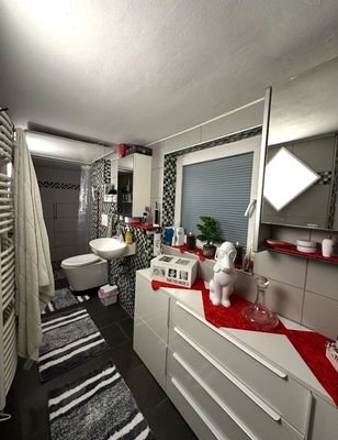 Bad mit begehbarer Dusche und Fenster