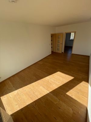 Wohnzimmer mit Blick ins Schlafzimmer