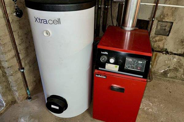 Erdgas- Zentralheizung mit Warmwasserspeicher im Keller