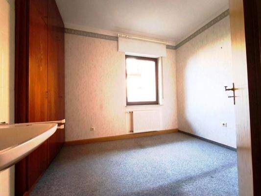 Schlafzimmer mit Waschbecken-+ Einbauschrank