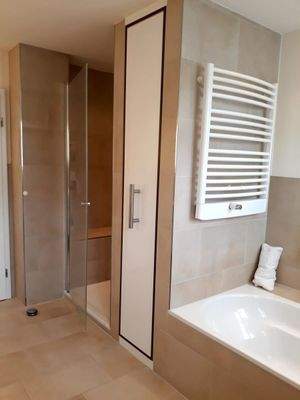 begehbare Dusche mit Apothekerschrank