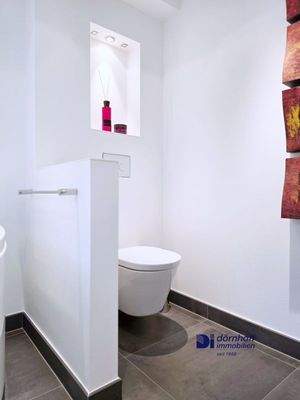 Badezimmer mit Dusche und Eckwhirlpoolwanne