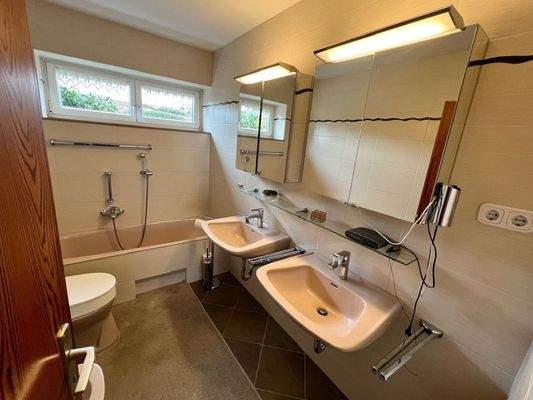 Erstes Bad mit Wanne (EG)