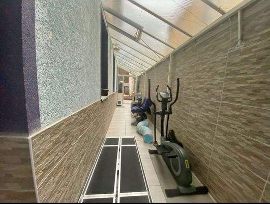 Zugang Hof überdacht