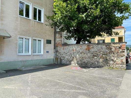 Parkplatz direkt vor dem Gebäude