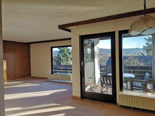 Wohn- und Essbereich mit Balkon