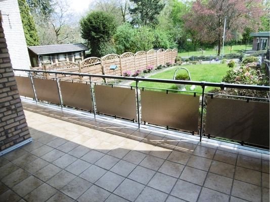 Loggia mit Zugang zum Garten im Erdgeschoss