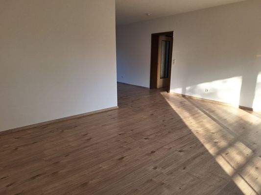 Lichtdurchflutetes Wohnzimmer