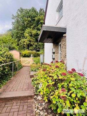 Zugang zum Haupteingang des Erd-/ Ober- und Dachgeschosses