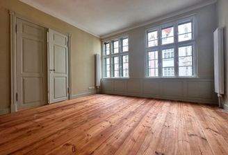 Wohnzimmer mit Flügeltür