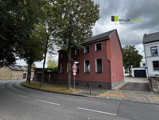 Vorderansicht mit Zufahrt zum Carport