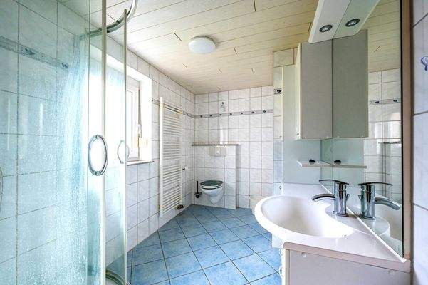 Bad Erdgeschoss Bild 1