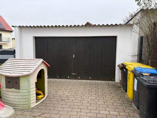 Doppelgarage (rechte Seite gehört zur Wohnung)