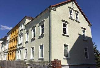 Mehrfamilienhaus mit Zaun