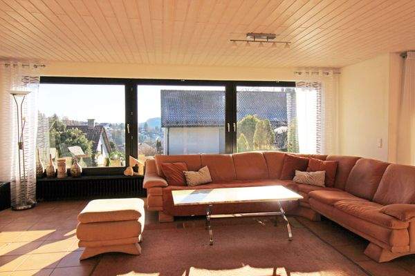 Wohnzimmer mit großer Fensterfront