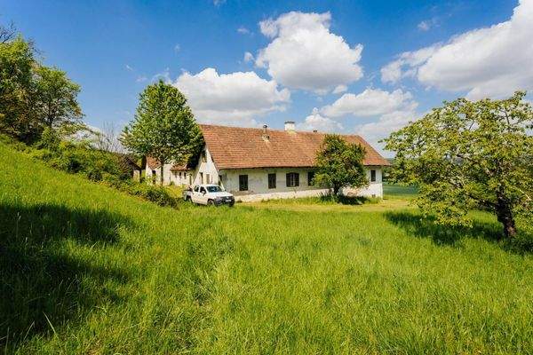 Hauptgebäude/Nebengebäude