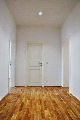 Korridor mit LED Deckenlampen (2)