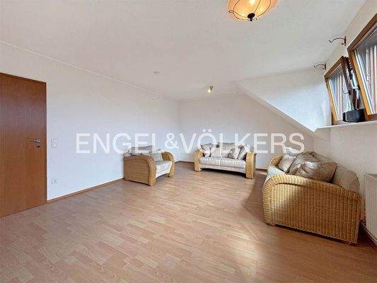 OG: Großzügiges Wohnzimmer 