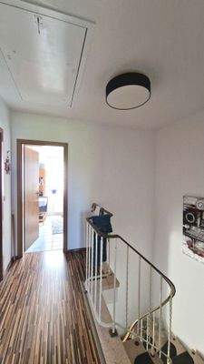 V1625 Flur oben mit Treppenaufgang