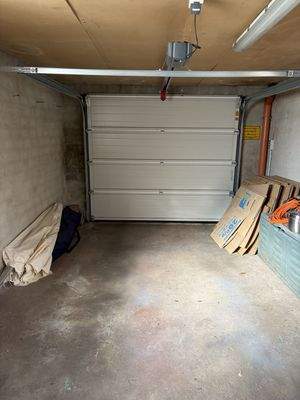 Garage mit elektrischem Tor