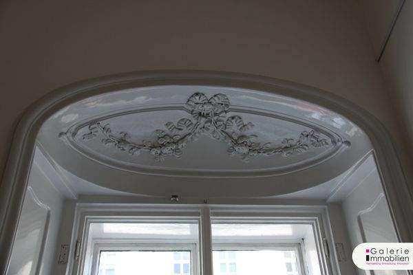 Rosetten beim Rundbogenfenster