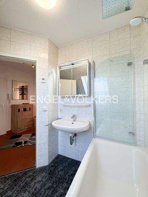 Badewanne mit Glasduschkabine