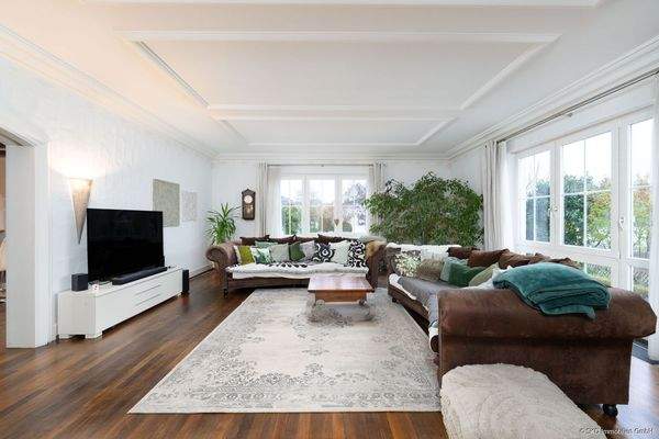 Alles sehr groß: auch das Wohnzimmer 