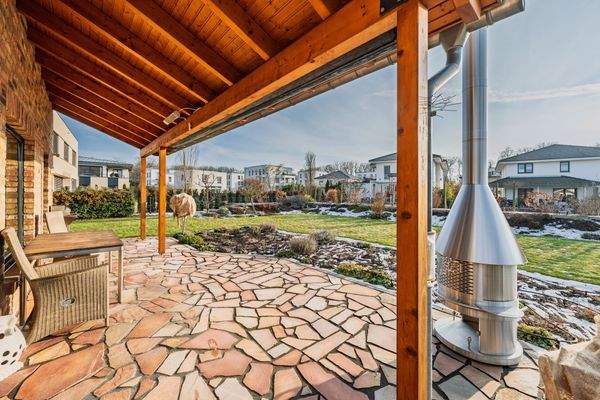 Terrasse mit Markise und Blick in den großen Garte
