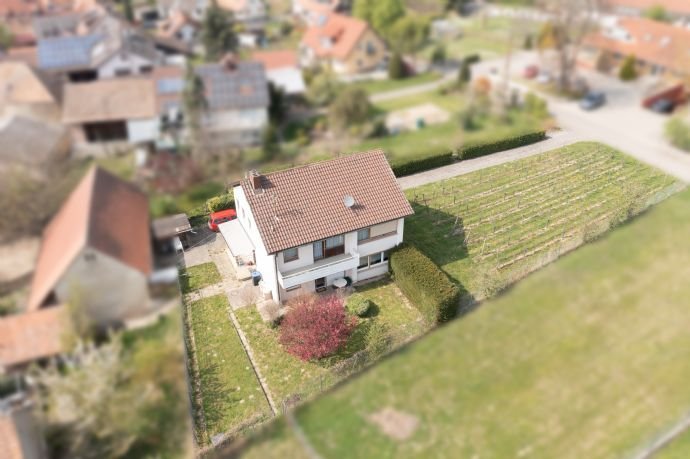 Freistehendes Wohnnhaus mit großen Garten und Baugenehmigung für Erweiterungsbau auf ca 600 qm Wohnfläche