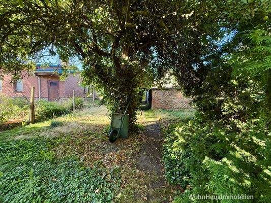 Blick zum Nachbarn und auf das Nebengebäude