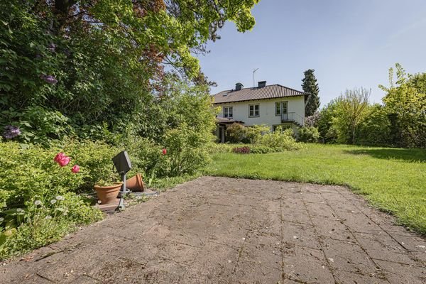 Terrasse im hinteren Gartenbereich