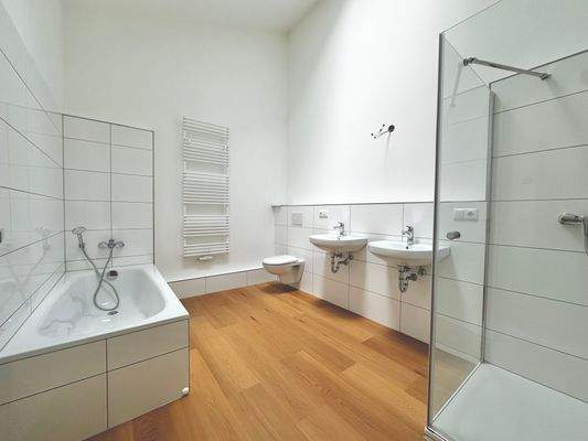 Modernes großes Badezimmer 