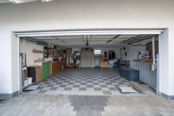 Garage mit Kellerzugang