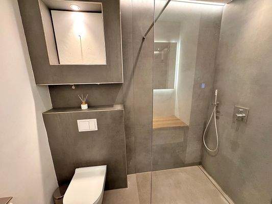 Bad mit schwellenloser Regendusche