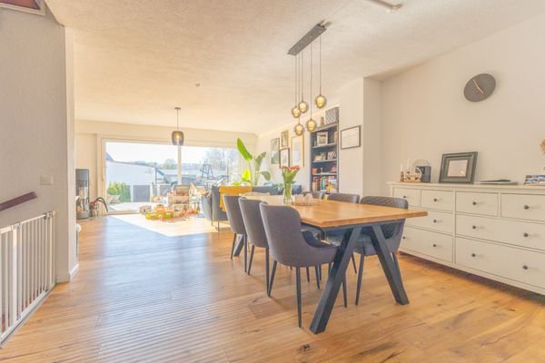 Wohn-Esszi. m. Parkettfußb. u. Zugang zur Terrasse