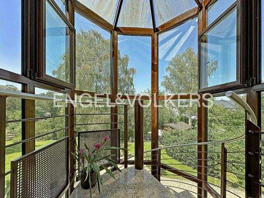 OG: Verglastes Treppenhaus