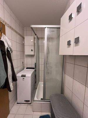 Badezimmer mit Duschkabine