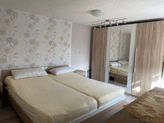 OG - Zimmer in Seitentrakt