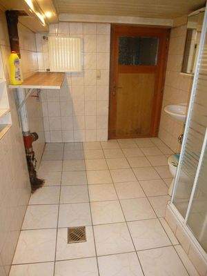 Waschküche mit Dusche