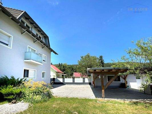 Ansicht Haus und Carport