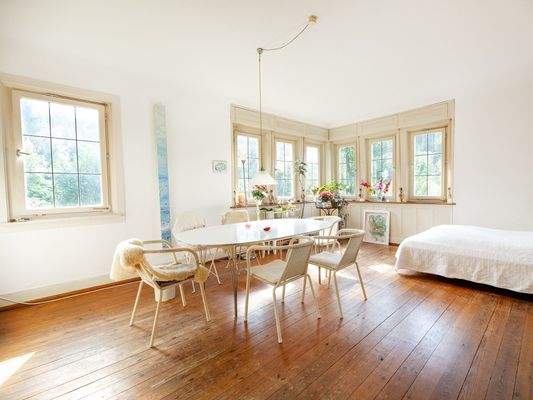 Gemütliche Tafelrunde in historischem Ambiente