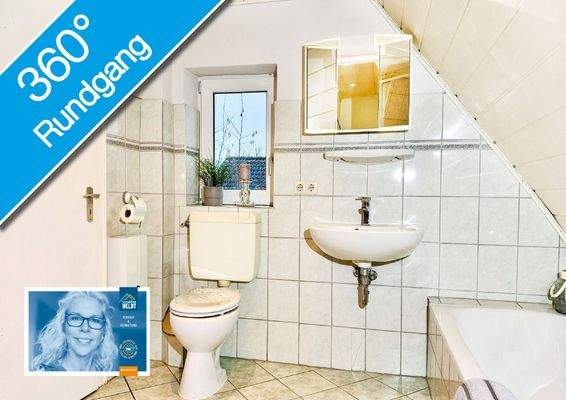 Bad mit Wanne, Dusche und 2 Fenstern