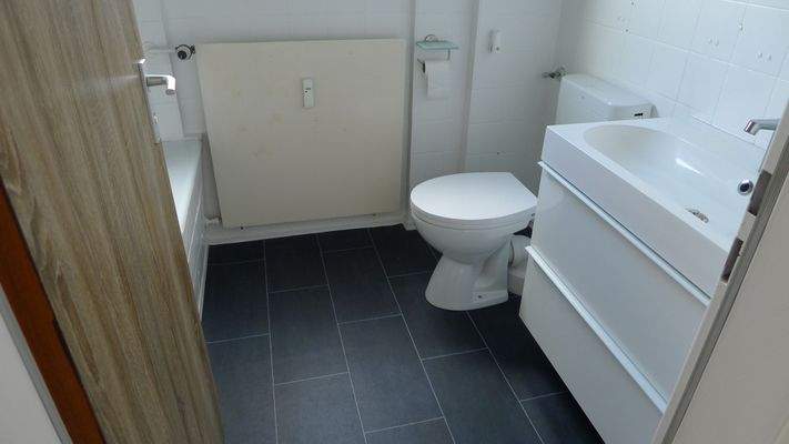 Tageslichtbad mit Wanne