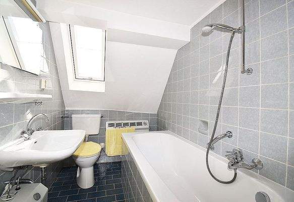 Mit Badewanne und Tageslicht