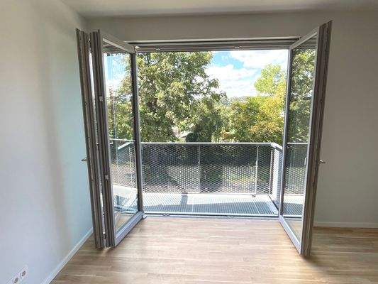 Helles Wohnzimmer mit Balkon