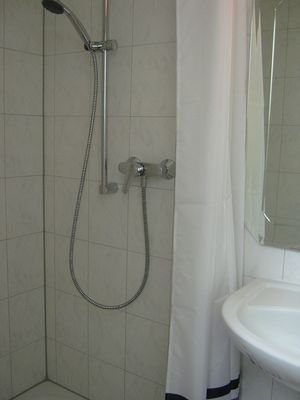 4. großzügig konzipierte Dusche.JPG