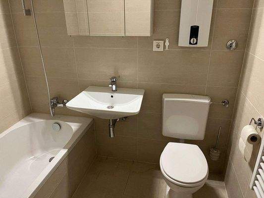 ...mit Badewanne, Spiegelschrank