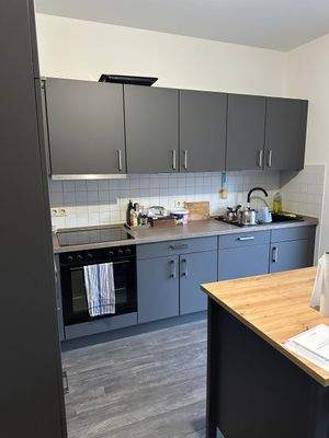 Moderne Küche mit Einbauküche