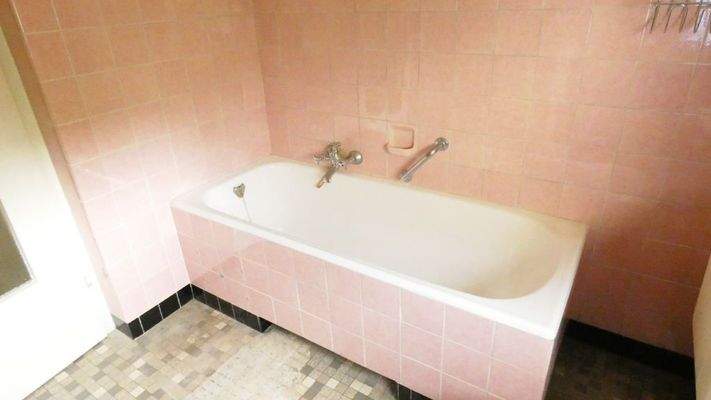 EG: Bad mit Dusche und Wanne