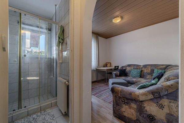 Schlafzimmer mit Dusche